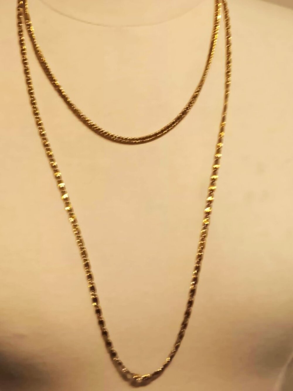 Elegant gold tone, two tier chain necklace.